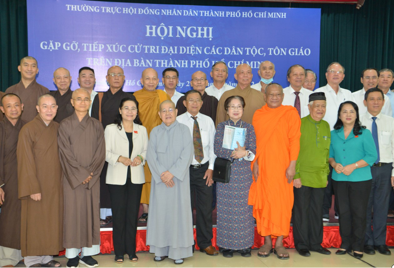 Đồng chí Nguyễn Thị Lệ - Chủ tịch HĐND Thành phố, đồng chí Trần Kim Yến - Chủ tịch Ủy ban MTTQ Việt Nam Thành phố và các cử tri đại diện các dân tộc, tôn giáo (Ảnh: CAO THĂNG).